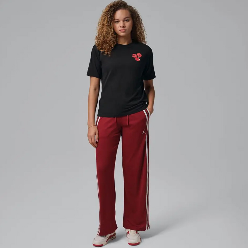 Дамска Тениска Nike W J FLT SS GF GFX TEE KISS - IF0797-010 Дамска Тениска Nike W J FLT SS GF GFX TEE KISS - IF0797-010