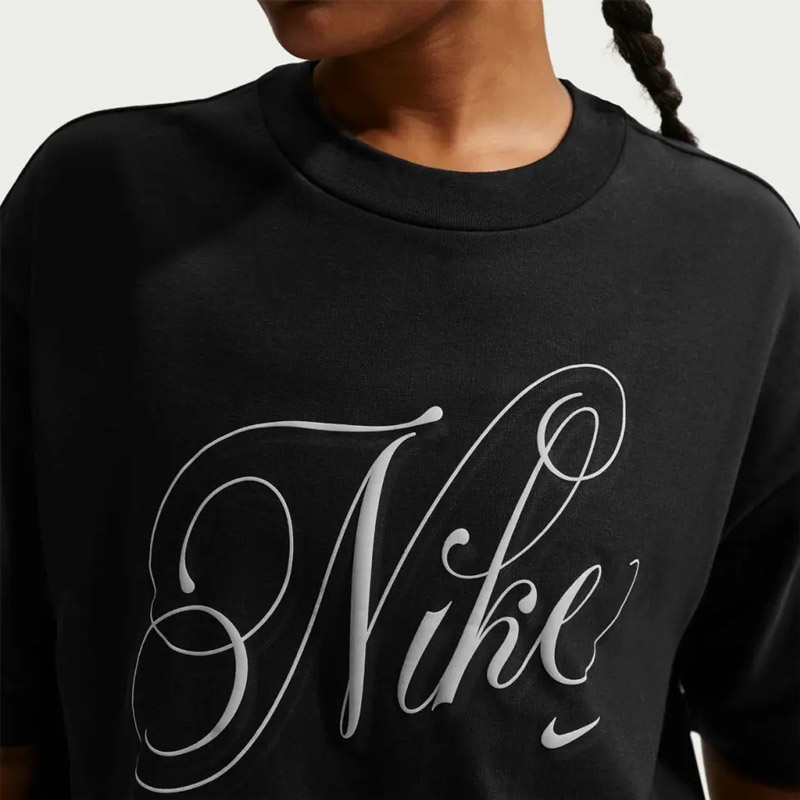 Дамска Тениска Nike W NSW SS TEE BOXY SCRIPT - IH7607-010 Дамска Тениска Nike W NSW SS TEE BOXY SCRIPT - IH7607-010