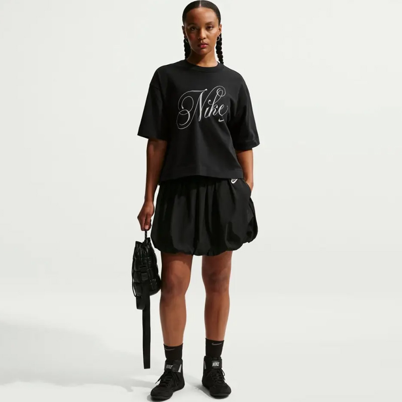 Дамска Тениска Nike W NSW SS TEE BOXY SCRIPT - IH7607-010 Дамска Тениска Nike W NSW SS TEE BOXY SCRIPT - IH7607-010