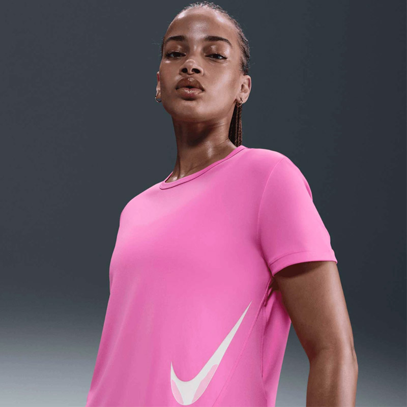 Дамска Тениска Nike W NK TEMPO SWSH HBR DF SS TOP - HV2772-675 Дамска Тениска Nike W NK TEMPO SWSH HBR DF SS TOP - HV2772-675