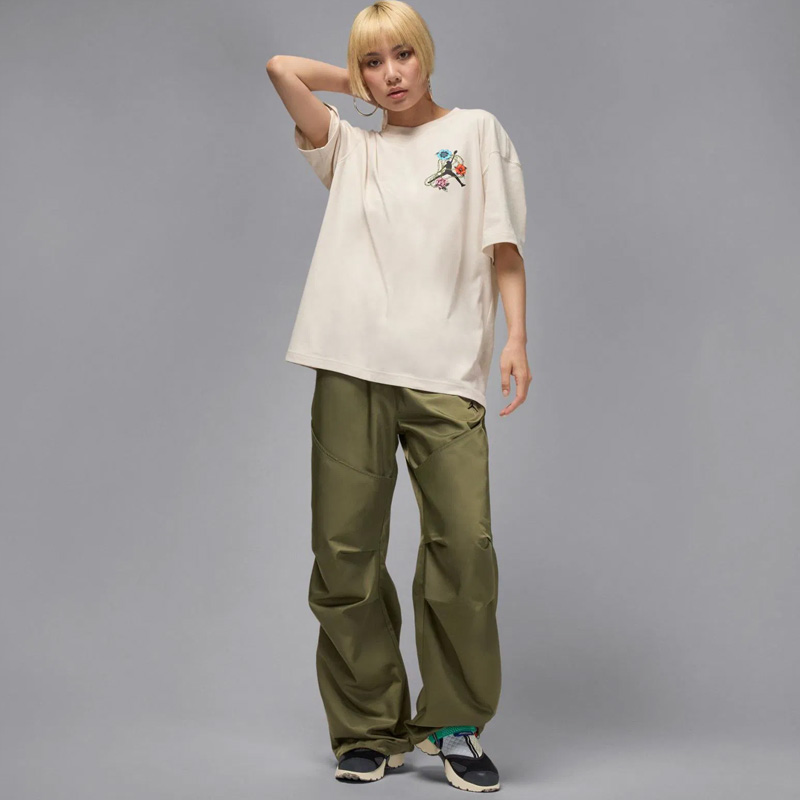 Дамска Тениска Nike W J FLT SS OS GFX TEE FLW - IH2382-104 Дамска Тениска Nike W J FLT SS OS GFX TEE FLW - IH2382-104