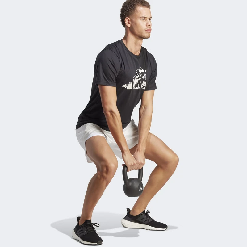 Мъжка Тениска ADIDAS TRAIN ESSENTIALS SEASONAL TRAINING GRAPHIC TEE Мъжка Тениска ADIDAS TRAIN ESSENTIALS SEASONAL TRAINING GRAPHIC TEE