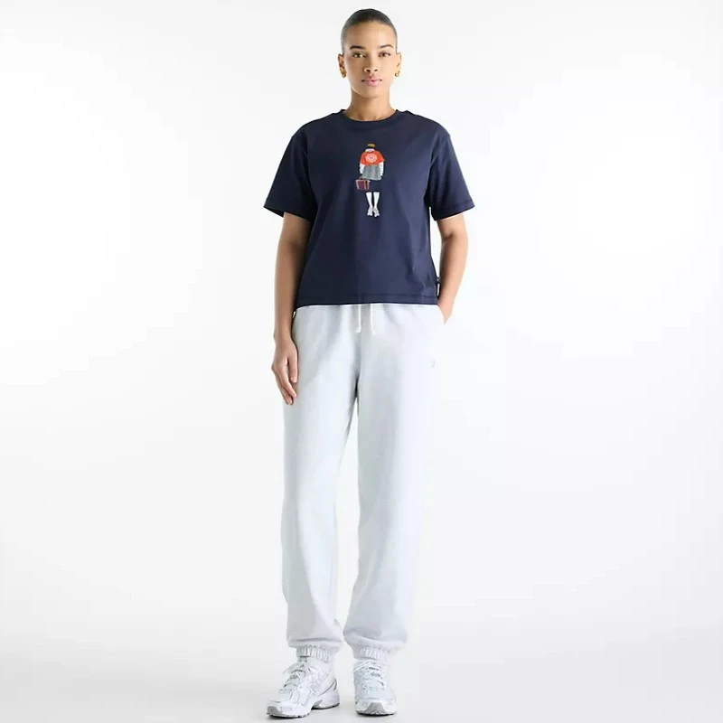 Дамска тениска New Balance SHIRT VARSITY SCHOLAR RELAXED HIP T-SHIRT - WT62K2W4-DNT Дамска тениска New Balance SHIRT VARSITY SCHOLAR RELAXED HIP T-SHIRT - WT62K2W4-DNT