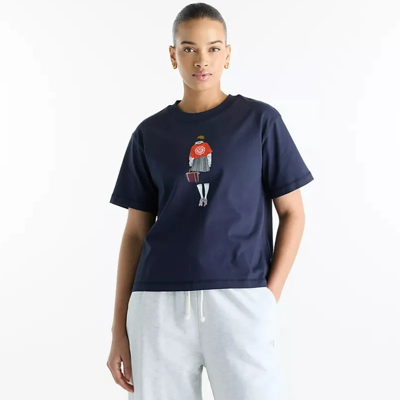 Дамска тениска New Balance SHIRT VARSITY SCHOLAR RELAXED HIP T-SHIRT - WT62K2W4-DNT Дамска тениска New Balance SHIRT VARSITY SCHOLAR RELAXED HIP T-SHIRT - WT62K2W4-DNT