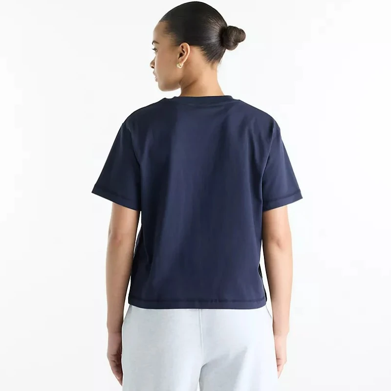 Дамска тениска New Balance SHIRT VARSITY SCHOLAR RELAXED HIP T-SHIRT - WT62K2W4-DNT Дамска тениска New Balance SHIRT VARSITY SCHOLAR RELAXED HIP T-SHIRT - WT62K2W4-DNT