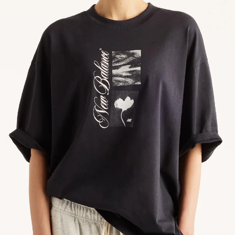 Дамска тениска New Balance SHIRT PRESSED FLOWERS SCRIPT OVERSIZED T-SHIRT - WT62X7Z9-DNT Дамска тениска New Balance SHIRT PRESSED FLOWERS SCRIPT OVERSIZED T-SHIRT - WT62X7Z9-DNT