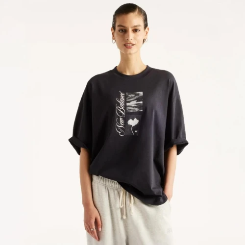 Дамска тениска New Balance SHIRT PRESSED FLOWERS SCRIPT OVERSIZED T-SHIRT - WT62X7Z9-DNT