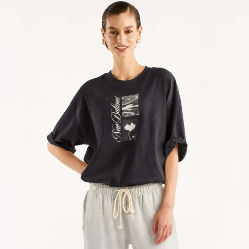 Дамска тениска New Balance SHIRT PRESSED FLOWERS SCRIPT OVERSIZED T-SHIRT - WT62X7Z9-DNT