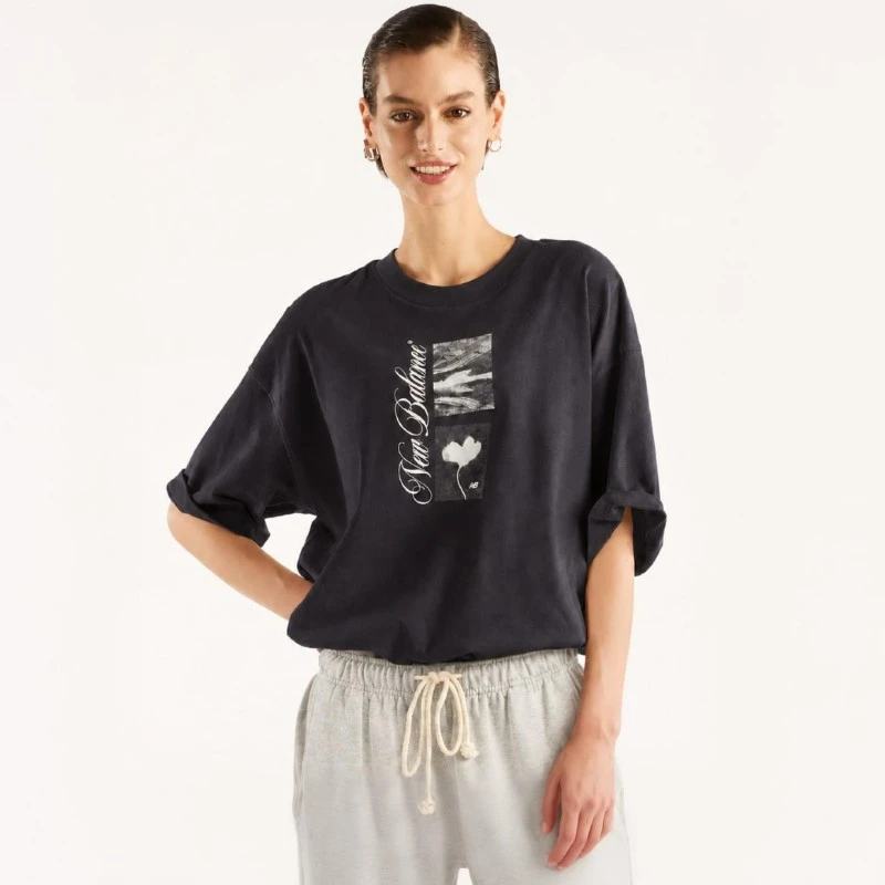 Дамска тениска New Balance SHIRT PRESSED FLOWERS SCRIPT OVERSIZED T-SHIRT - WT62X7Z9-DNT Дамска тениска New Balance SHIRT PRESSED FLOWERS SCRIPT OVERSIZED T-SHIRT - WT62X7Z9-DNT
