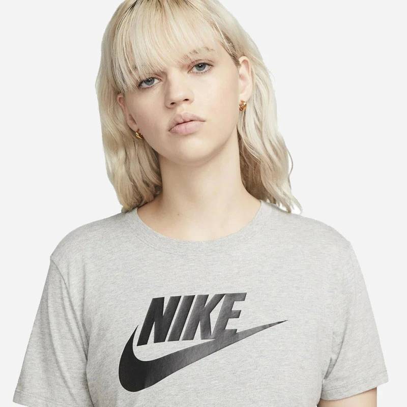Дамска Тениска Nike W NSW TEE ESSNTL ICN FTRA Дамска Тениска Nike W NSW TEE ESSNTL ICN FTRA
