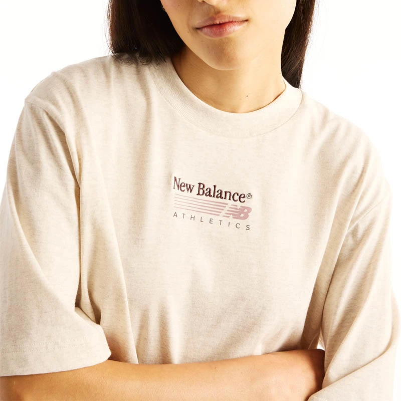 Дамска Тениска New Balance SHIRT TRACKSIDE RELAXED T-SHIRT - WT6272YX-LIT Дамска Тениска New Balance SHIRT TRACKSIDE RELAXED T-SHIRT - WT6272YX-LIT