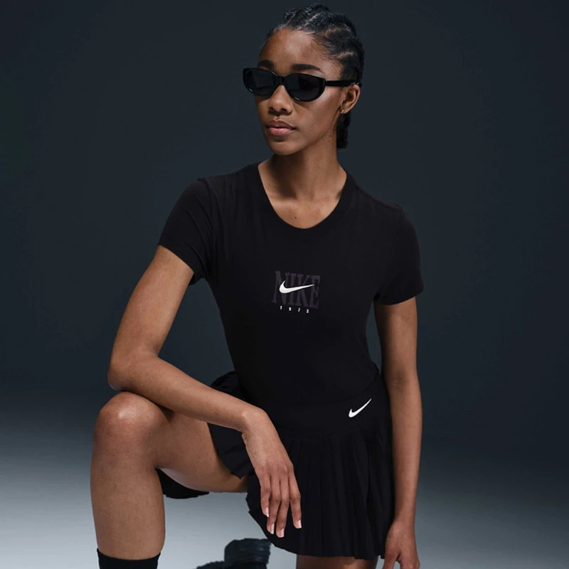 Дамска Тениска Nike W NSW SS SLIM TEE PNX GRX - IB2444-010 Дамска Тениска Nike W NSW SS SLIM TEE PNX GRX - IB2444-010