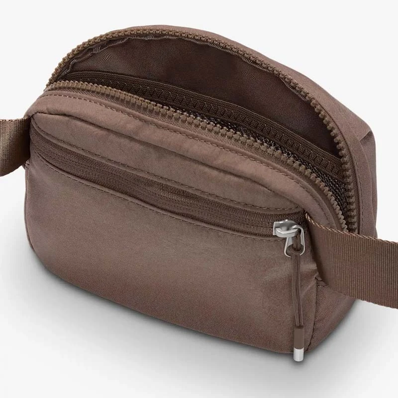 Чанта Nike NK AURA WAISTPACK Чанта Nike NK AURA WAISTPACK