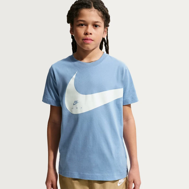 Детска Тениска Nike K NSW TEE CLUB ENERGY S26 - II9943-486 Детска Тениска Nike K NSW TEE CLUB ENERGY S26 - II9943-486