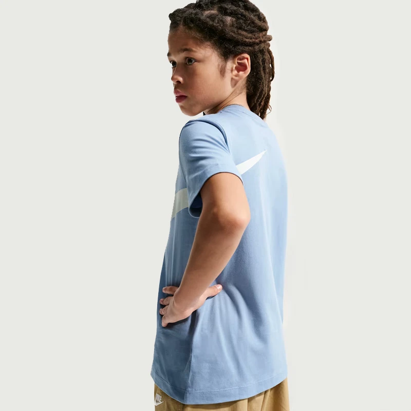 Детска Тениска Nike K NSW TEE CLUB ENERGY S26 - II9943-486 Детска Тениска Nike K NSW TEE CLUB ENERGY S26 - II9943-486