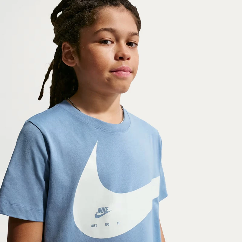 Детска Тениска Nike K NSW TEE CLUB ENERGY S26 - II9943-486 Детска Тениска Nike K NSW TEE CLUB ENERGY S26 - II9943-486