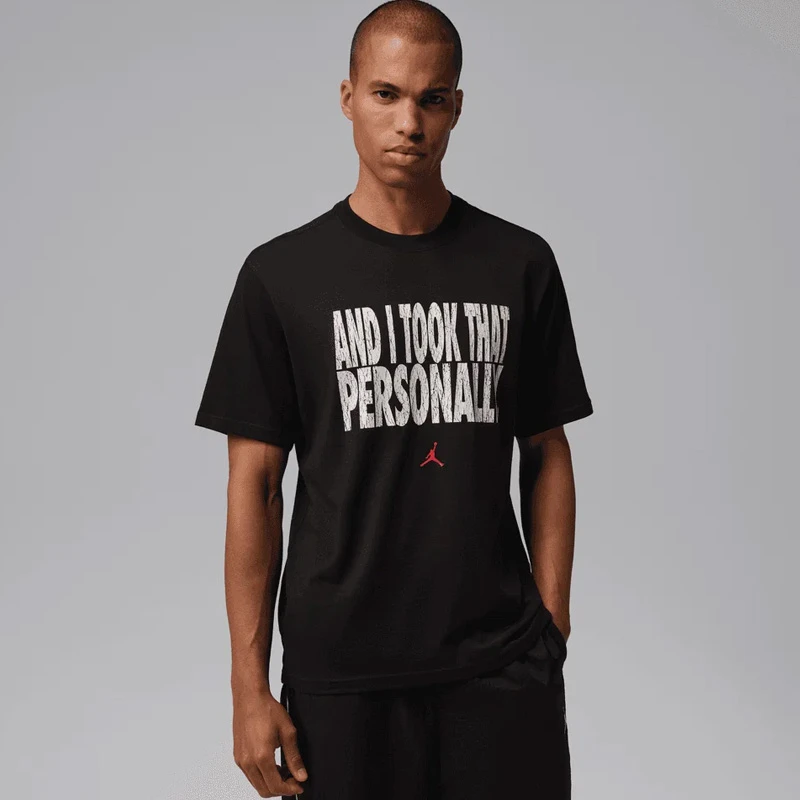 Мъжка Тениска Nike M J DF SPT GFX SS CREW VB - IF0870-010 Мъжка Тениска Nike M J DF SPT GFX SS CREW VB - IF0870-010