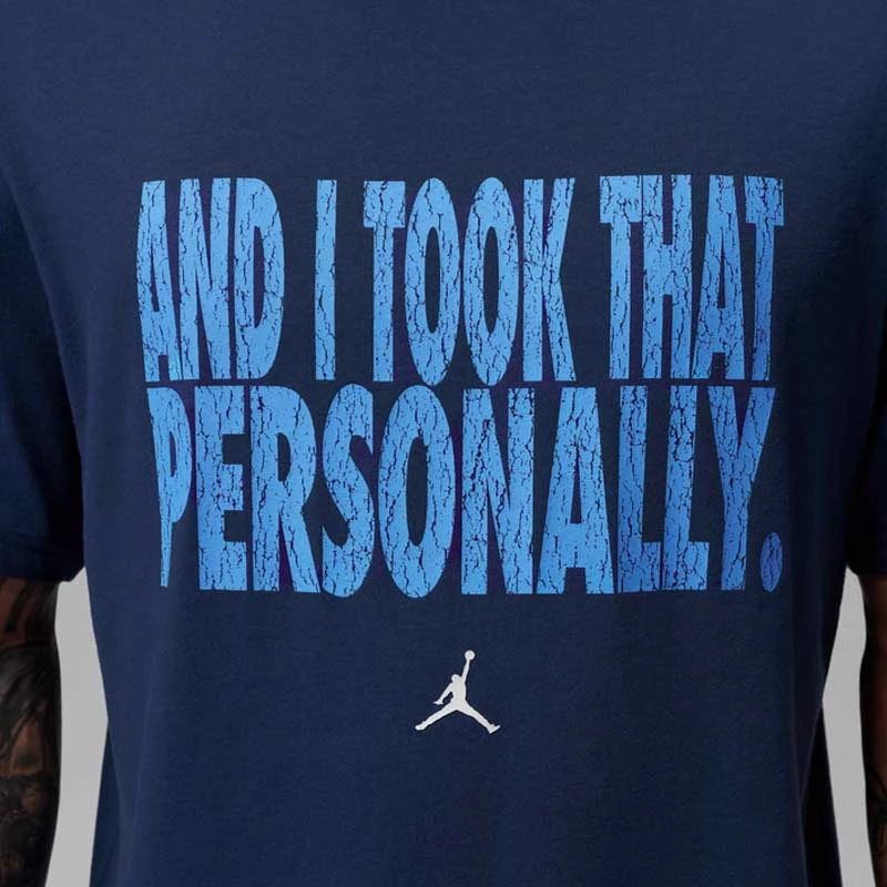 Мъжка Тениска Nike M J DF SPT GFX SS CREW VB - IF0870-410 Мъжка Тениска Nike M J DF SPT GFX SS CREW VB - IF0870-410