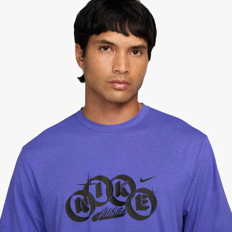 Мъжка Тениска Nike M NK DF HYVERSE GFX SS TOP - IF2787-510 Мъжка Тениска Nike M NK DF HYVERSE GFX SS TOP - IF2787-510