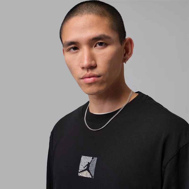 Мъжка Тениска Nike M J ELE GFX SS CREW - IF3064-010 Мъжка Тениска Nike M J ELE GFX SS CREW - IF3064-010