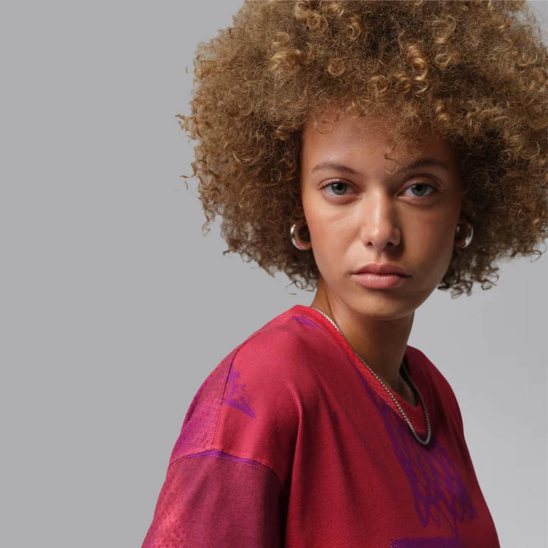 Дамска Тениска Nike W J FLT SS OS GFX TEE AOP - IF0788-635 Дамска Тениска Nike W J FLT SS OS GFX TEE AOP - IF0788-635