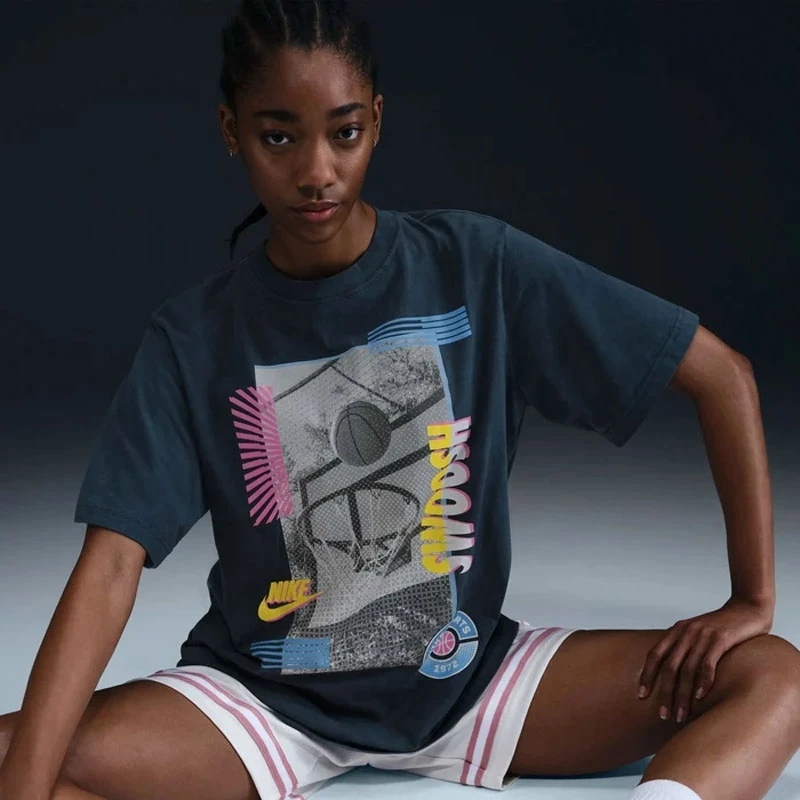 Дамска Тениска Nike W NK SS TEE OC BB SP25 - HJ3634-478 Дамска Тениска Nike W NK SS TEE OC BB SP25 - HJ3634-478