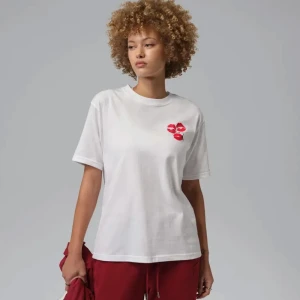 Дамска Тениска Nike W J FLT SS GF GFX TEE KISS - IF0797-100