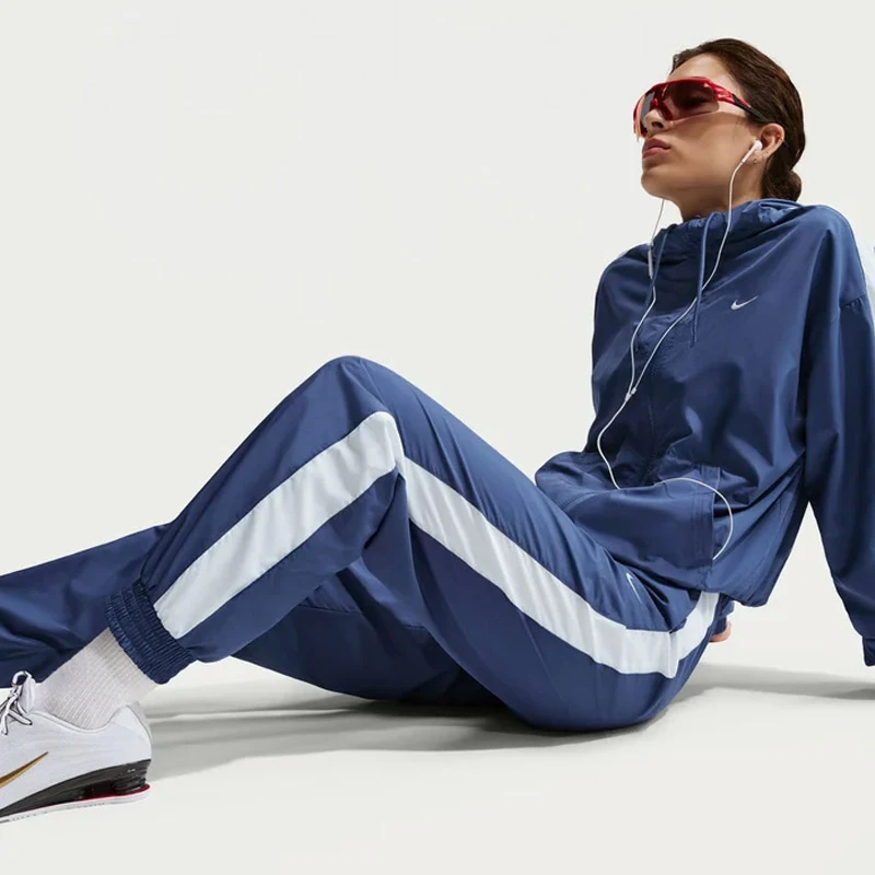 Дамско Долнище Nike W NSW OTG UV ESSNTL WVN MR JG - FV7660-461 Дамско Долнище Nike W NSW OTG UV ESSNTL WVN MR JG - FV7660-461