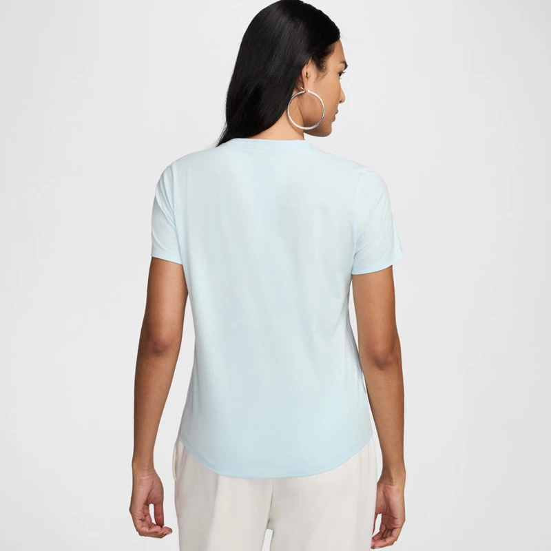 Дамска Тениска Nike W NSW CLUB SS TEE ICN FTRA Дамска Тениска Nike W NSW CLUB SS TEE ICN FTRA