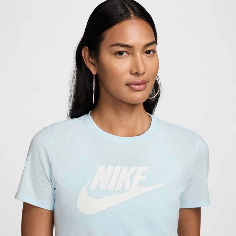 Дамска Тениска Nike W NSW CLUB SS TEE ICN FTRA Дамска Тениска Nike W NSW CLUB SS TEE ICN FTRA