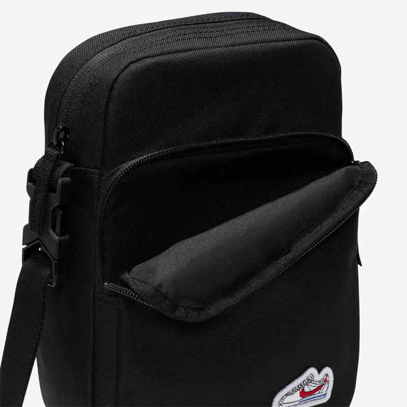 Чанта Nike NK HRTGE CRSSBY-CORTEZ PTCH - HM4415-010 Чанта Nike NK HRTGE CRSSBY-CORTEZ PTCH - HM4415-010