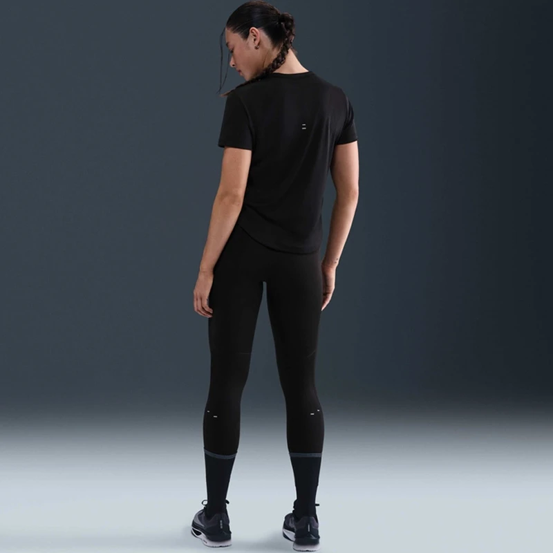 Дамска Тениска Nike W NK TEMPO SWSH HBR DF SS TOP - HV2772-010 Дамска Тениска Nike W NK TEMPO SWSH HBR DF SS TOP - HV2772-010