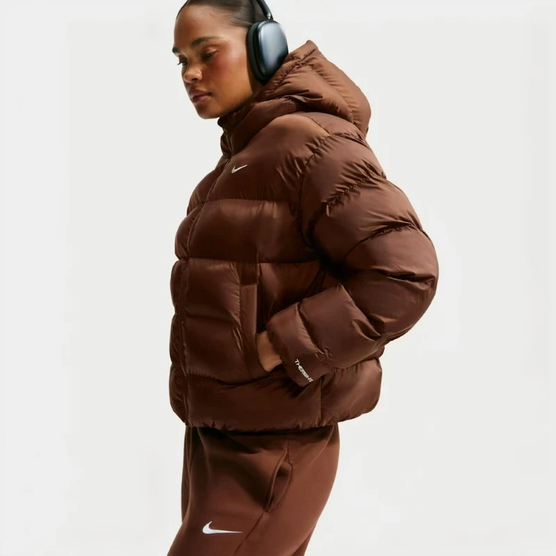 Дамско яке Nike W NK TF SYN CLSSC JKT - IF5931-259 Дамско яке Nike W NK TF SYN CLSSC JKT - IF5931-259