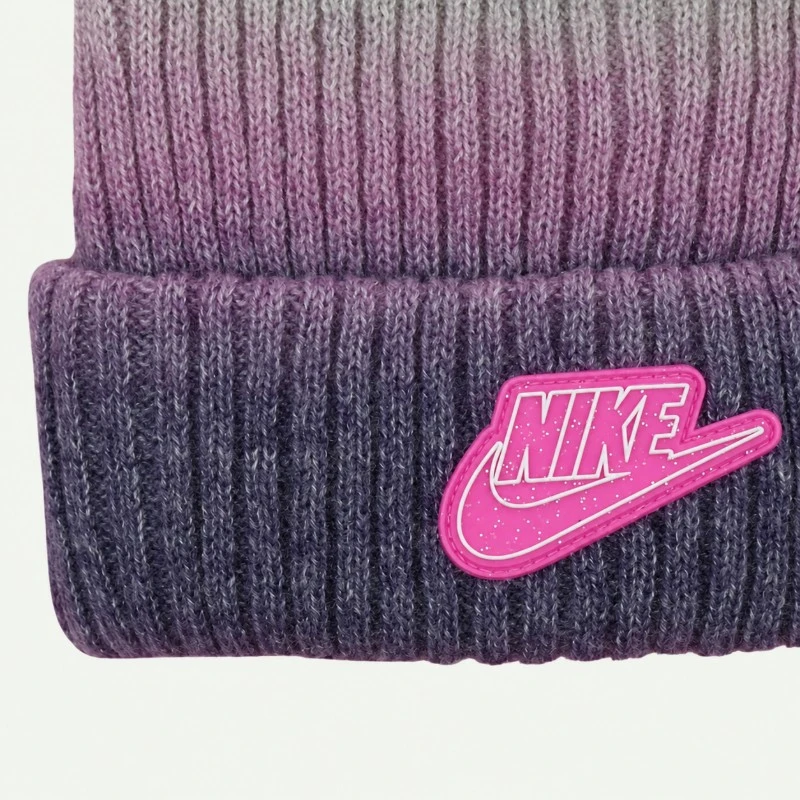 Детски комплект с щапка и ръкавици Nike NAG GRADIENT PEAK POM BEANIE S - 4A3178-AFN Детски комплект с щапка и ръкавици Nike NAG GRADIENT PEAK POM BEANIE S - 4A3178-AFN